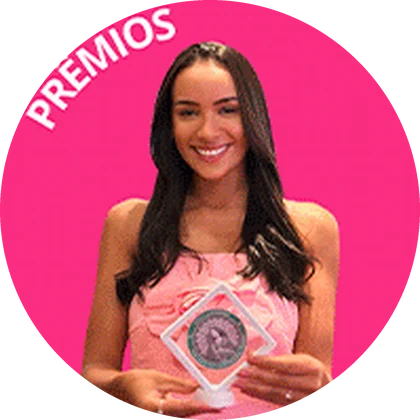 Pamelys Barros recebendo uma homenagem